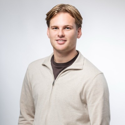 Portret van Rowan Mensink, Financieel medewerker bij De Bewaringspositie
